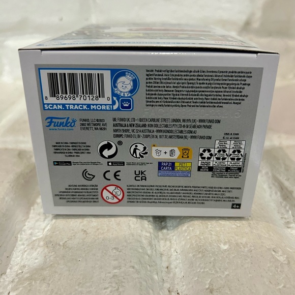 Captain America with Pin - Picture 6 of 6